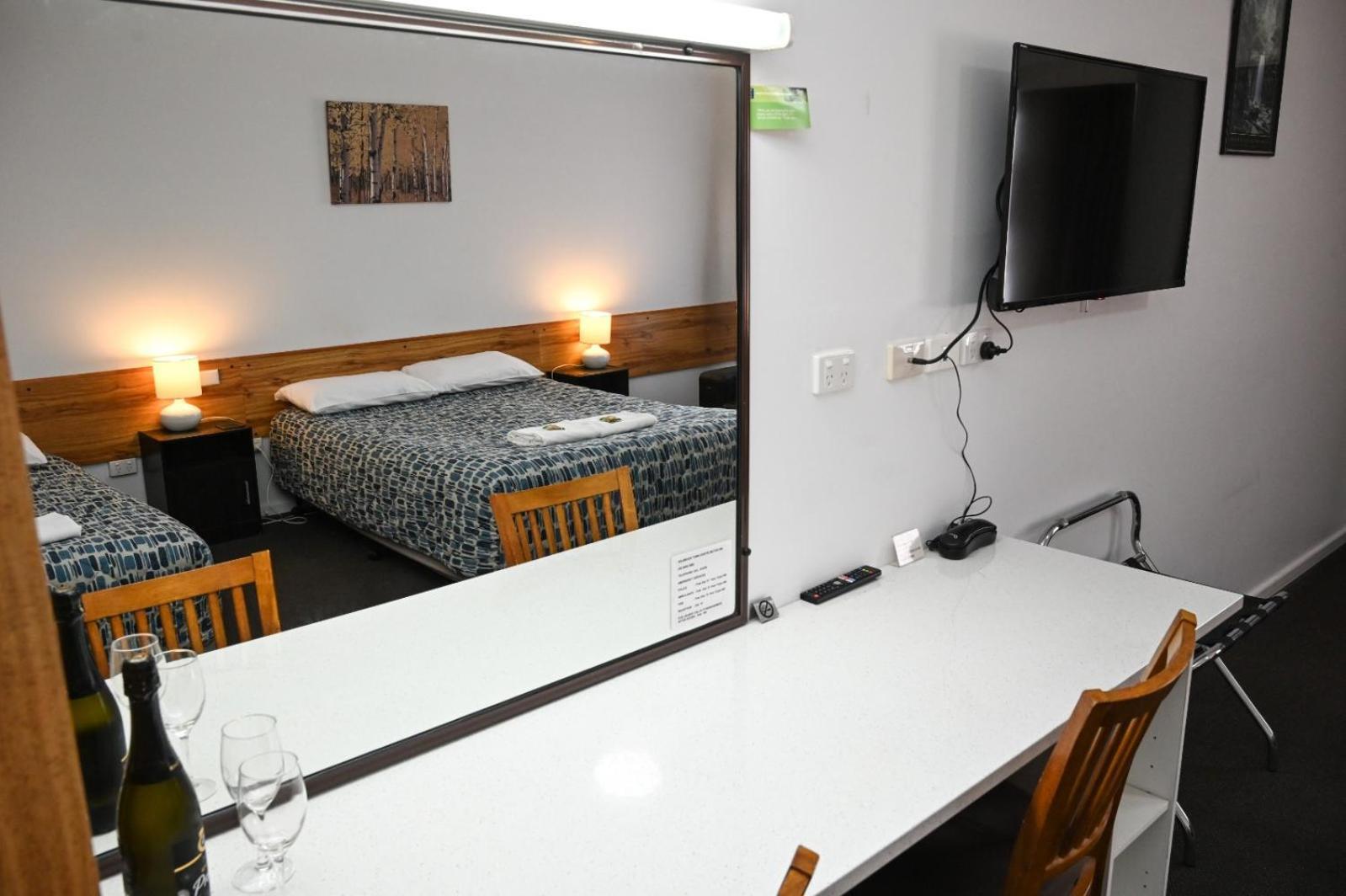 Holbrook Town Centre Motor Inn Kültér fotó